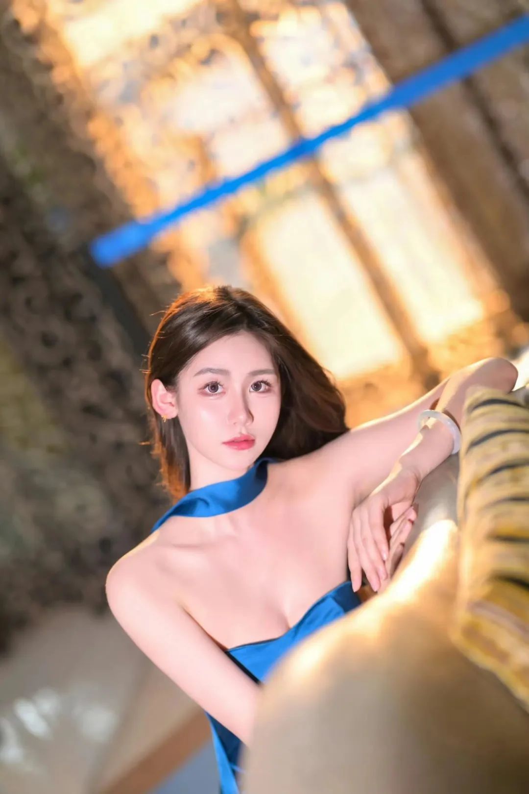 性感抹胸包臀短裙，挺拔身材黄金腰臀比，绝美无敌 - 炫图天下