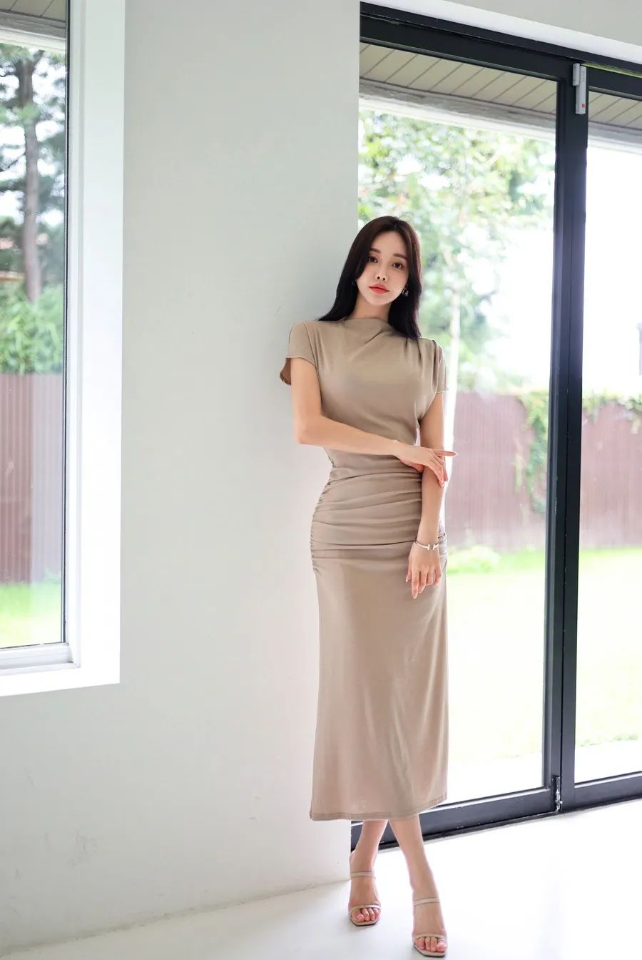 孙允珠图鉴954，杏色侧抽褶连衣裙 - 炫图天下