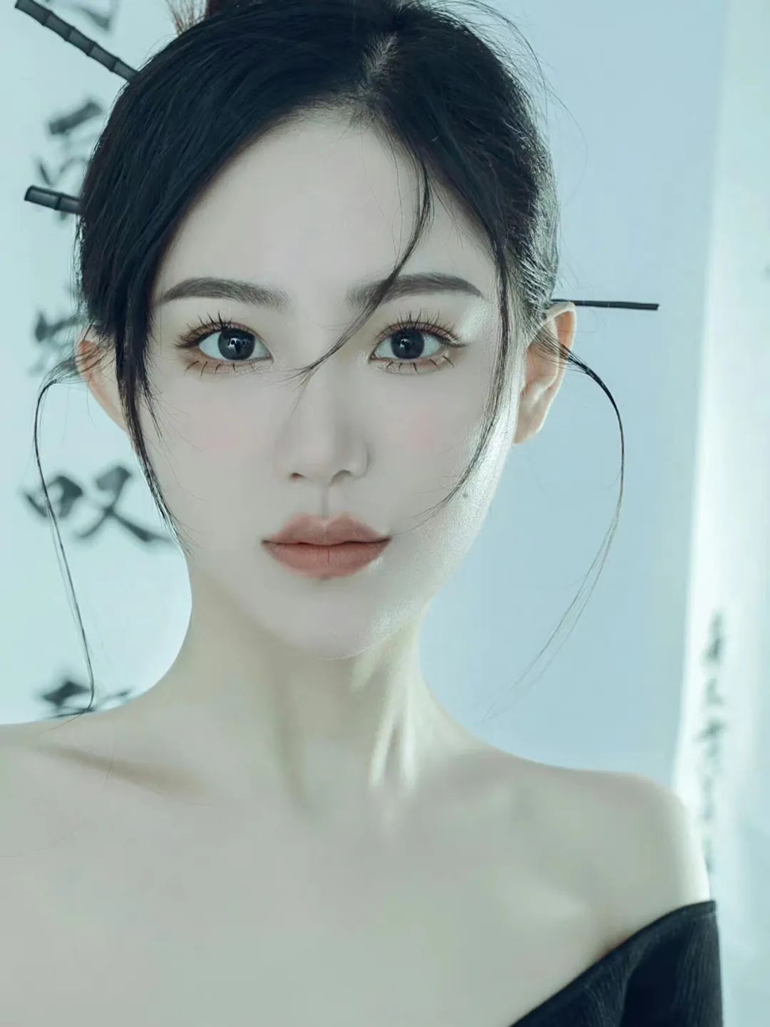 黑色性感露背抹胸连衣裙，太有女人味了 - 炫图天下