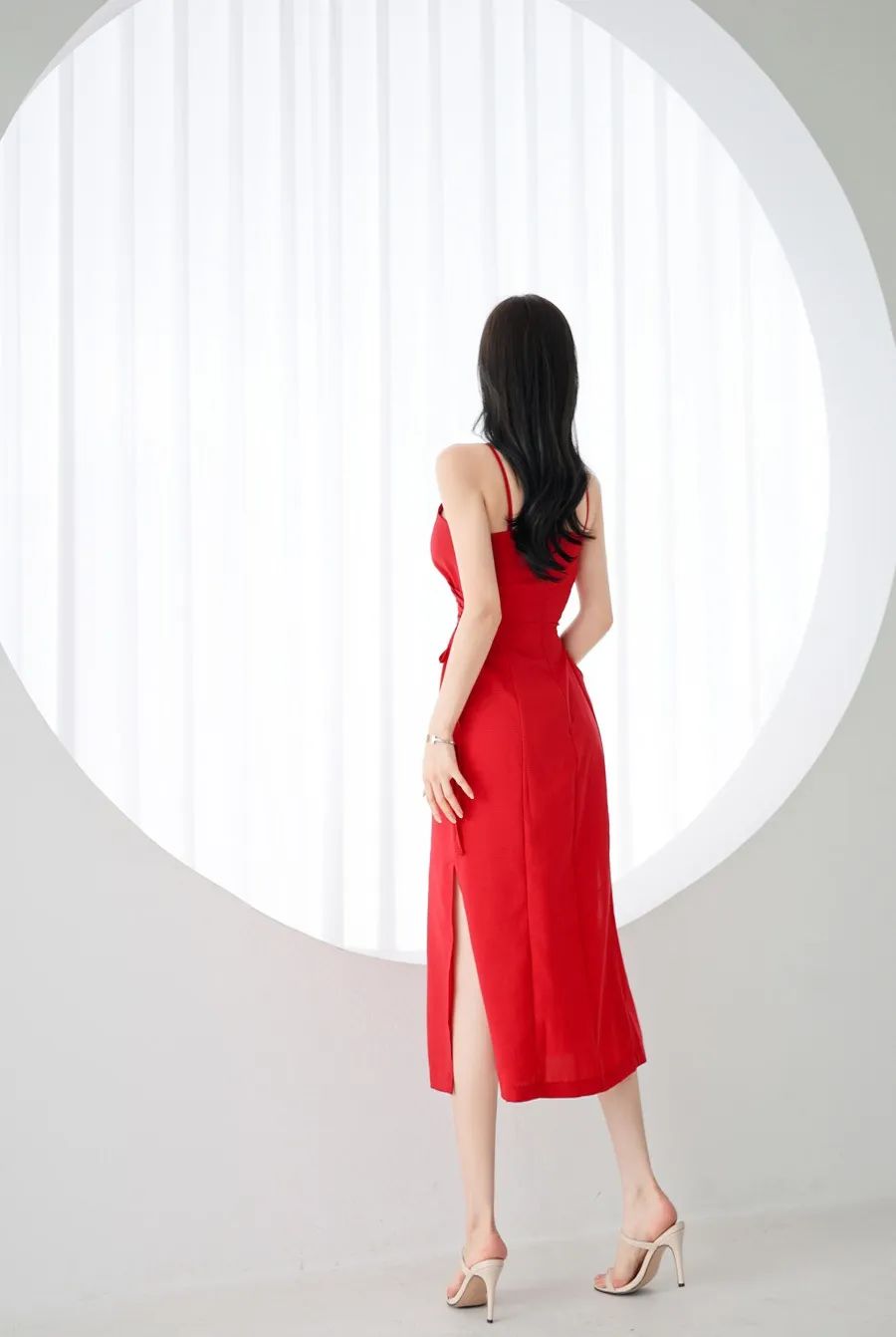 孙允珠图鉴875，红色侧绑带吊带连衣裙 - 炫图天下