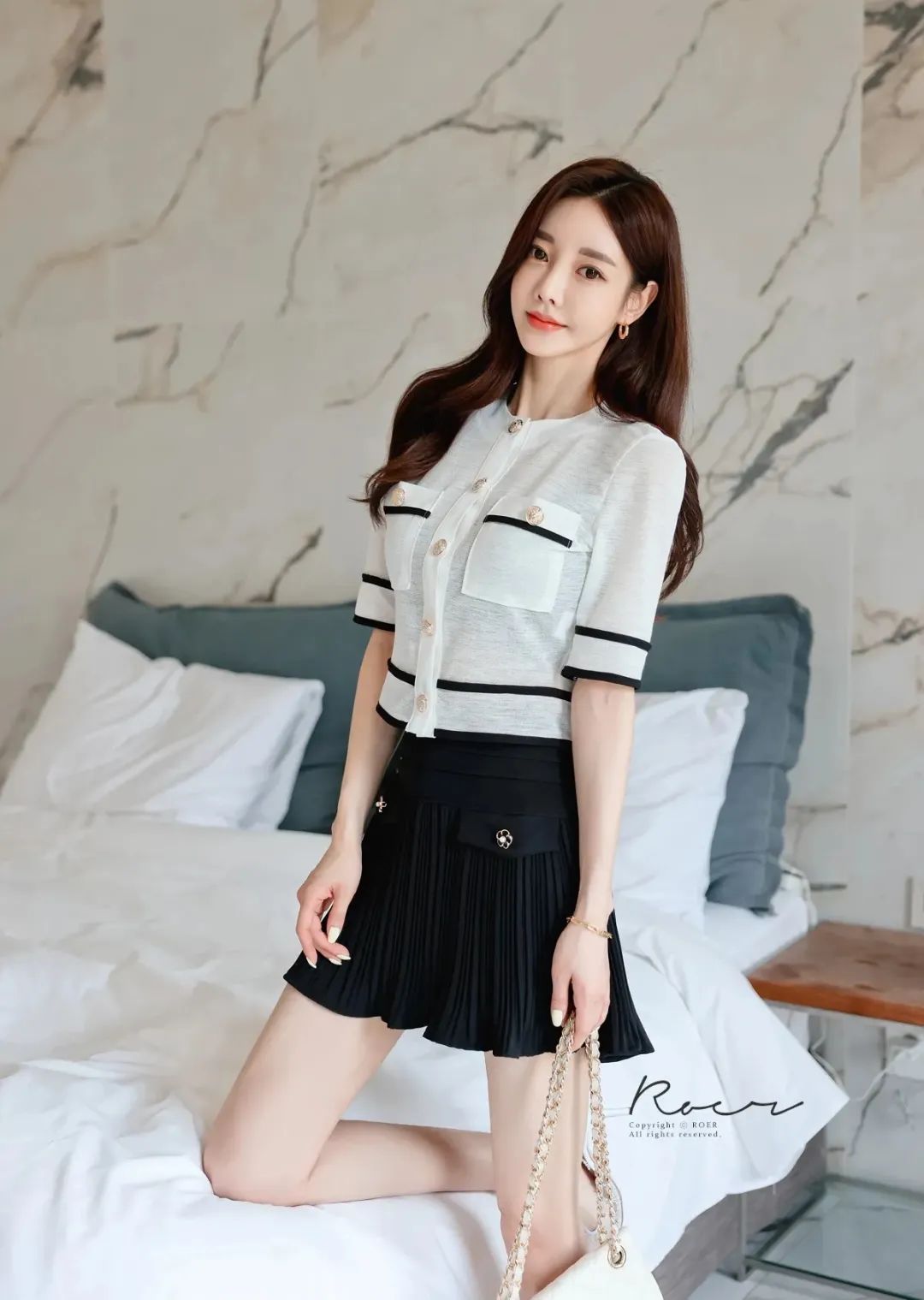 孙允珠图鉴880，薄透白纺上衣俏皮百褶裙 - 炫图天下