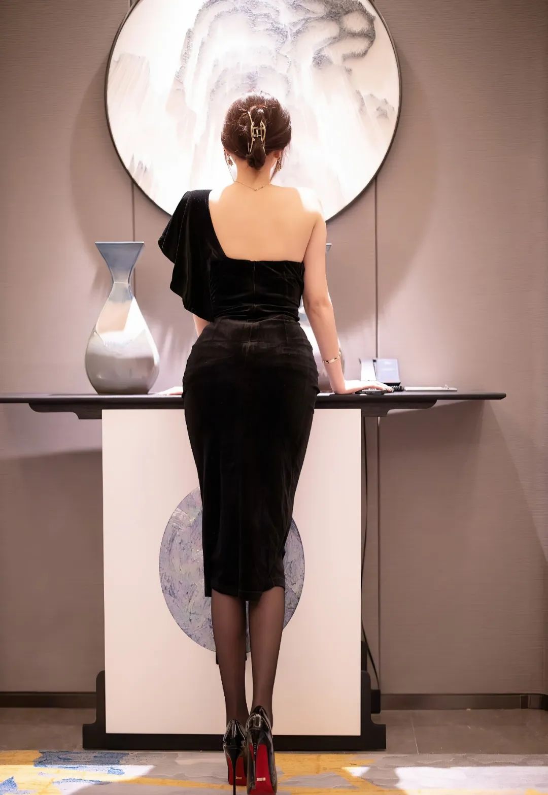 写真 | 黑色露肩礼服搭配红唇，顶级神颜 - 炫图天下