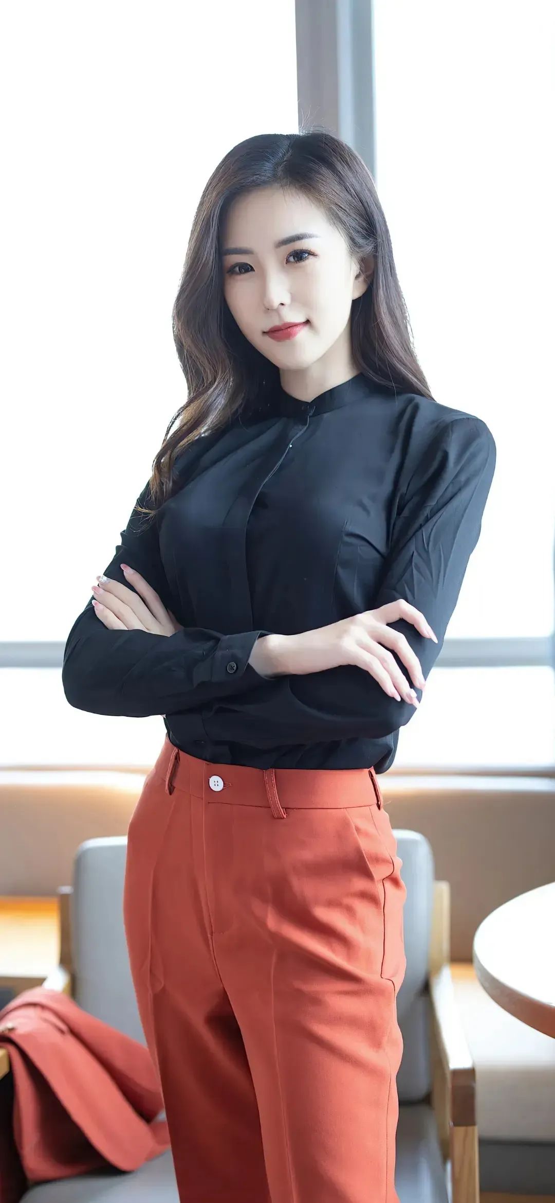写真 | 橘红西装搭配高跟鞋展现自信与专业 - 炫图天下