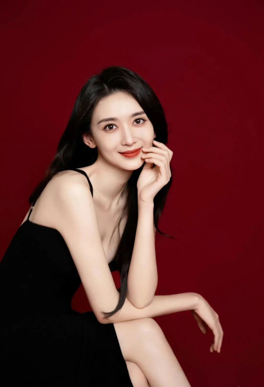 徐梓钧吊带黑裙，高颜值与好身材的完美结合！ - 炫图天下