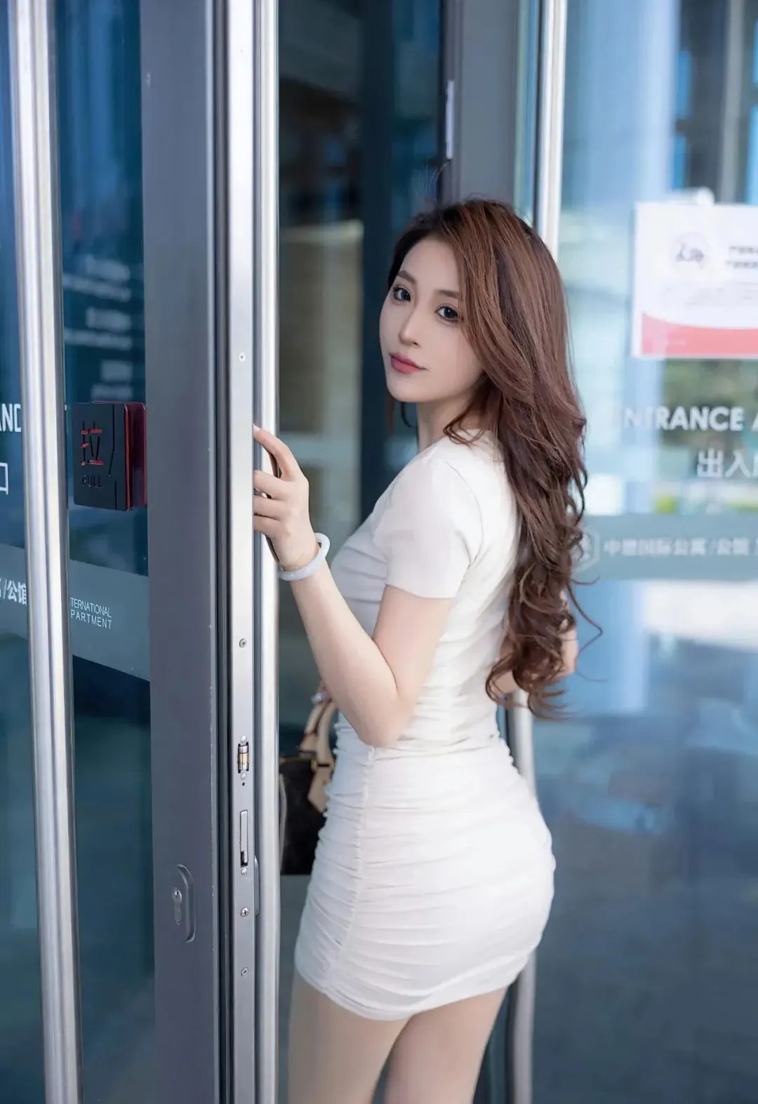 写真 |夏日白色诱惑，紧身包臀裙搭配尖头高跟鞋 - 炫图天下