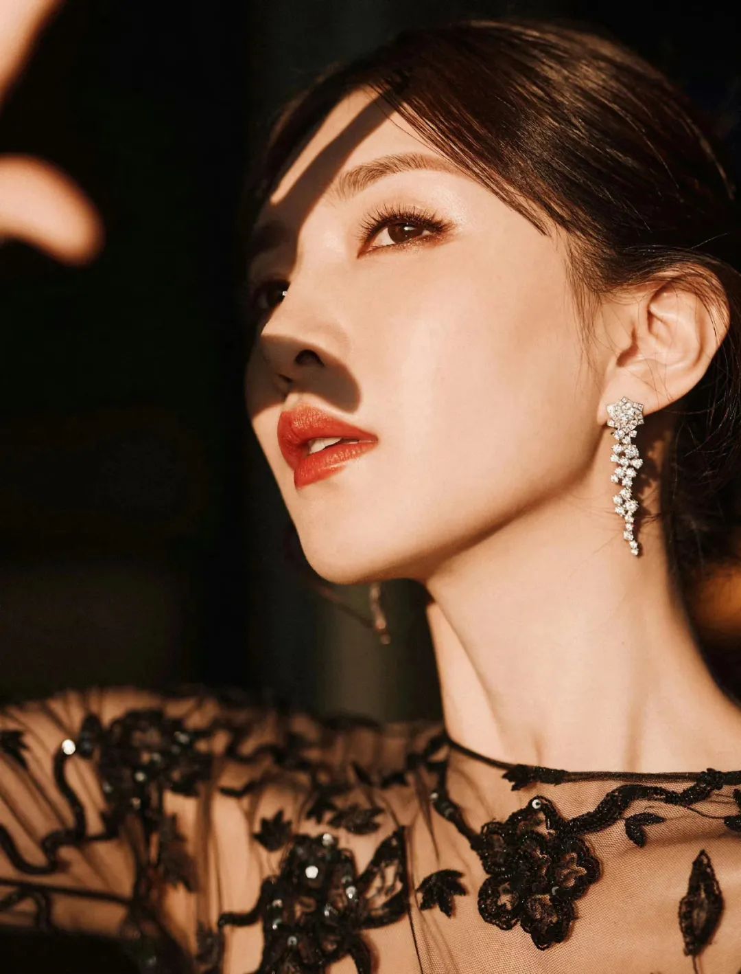 江疏影唯美黑纱裙写真 - 炫图天下