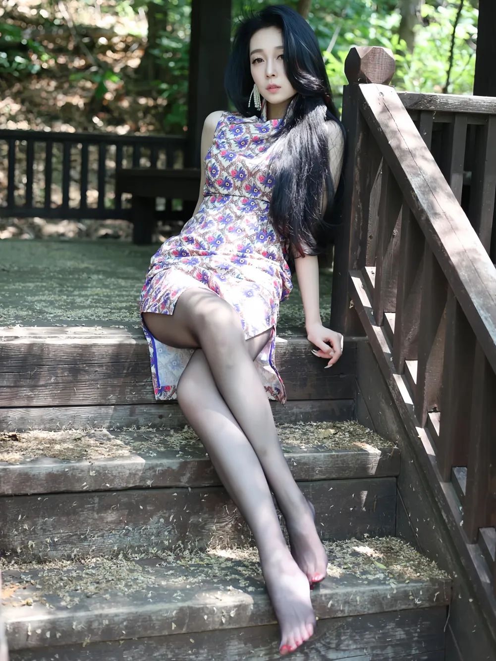 写真 | 高颜女生纤纤玉足，旗袍黑丝美腿 - 炫图天下