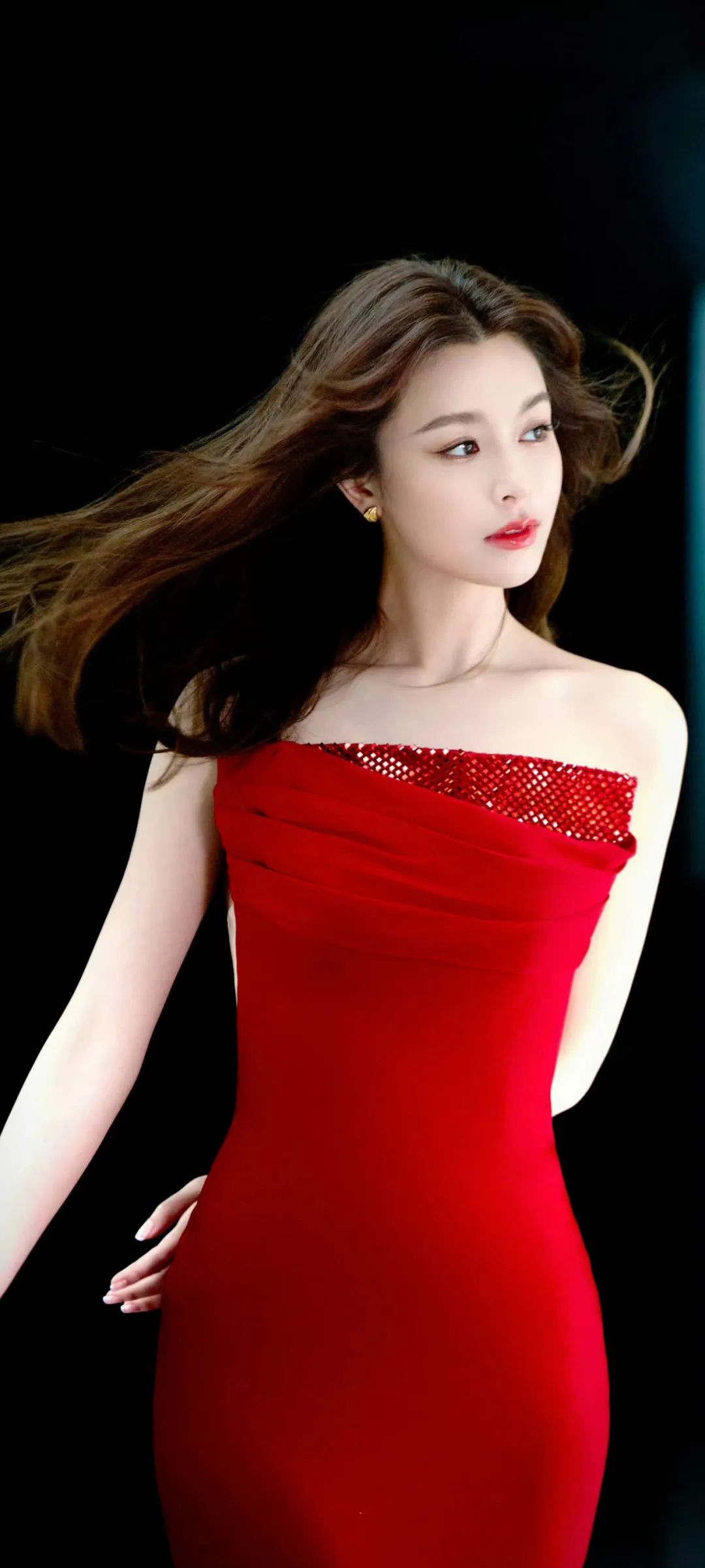 红色抹胸包臀裙，瞬间点燃激情，曲线身材真销魂 - 炫图天下