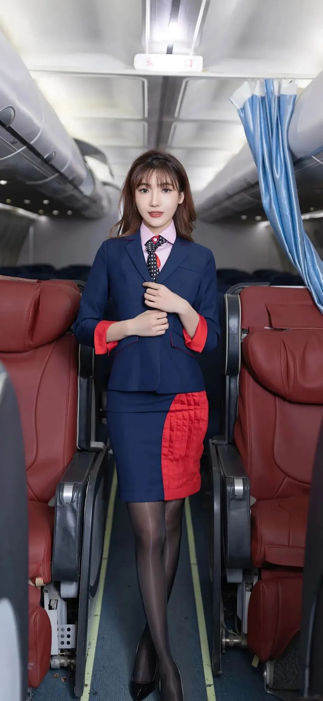 写真 | 飞机上的性感空姐，粉衣黑丝的魅力 - 炫图天下