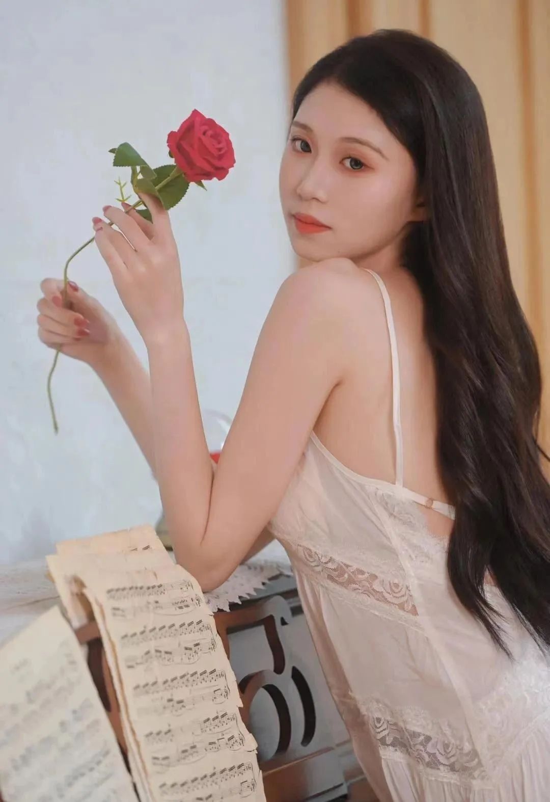 蕾丝露背吊带裙，秀出性感美背，身材真顶，谁能不迷糊？ - 炫图天下