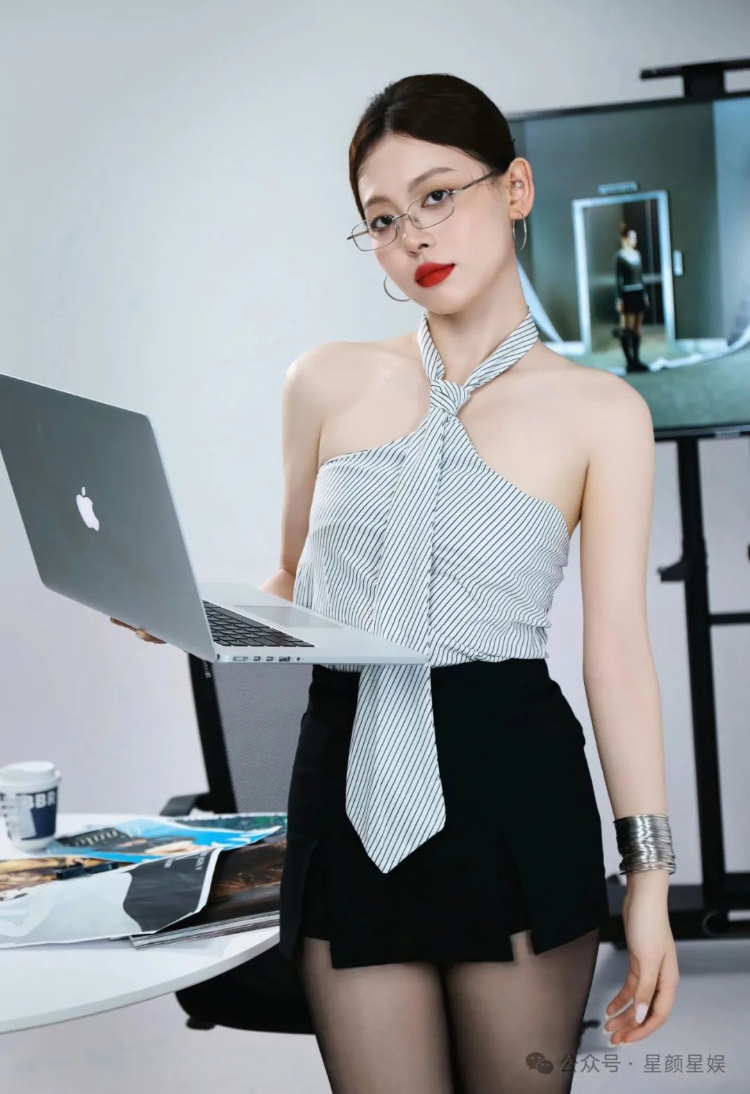 办公室里新来了一位黑丝秘书，第一次感到上班真幸福，让加班来得更猛烈吧 - 炫图天下