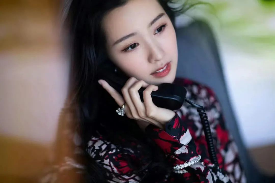 南航校花陈都灵化身御姐，高冷范十足 - 炫图天下