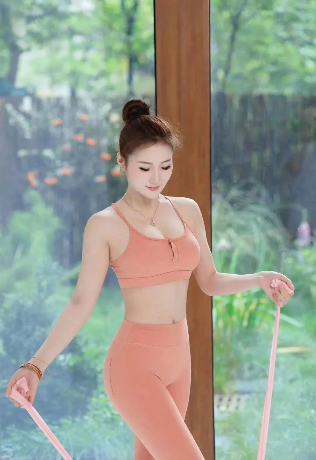 粉色紧身瑜伽裤，秀出翘臀好身材，你心动了吗？ - 炫图天下