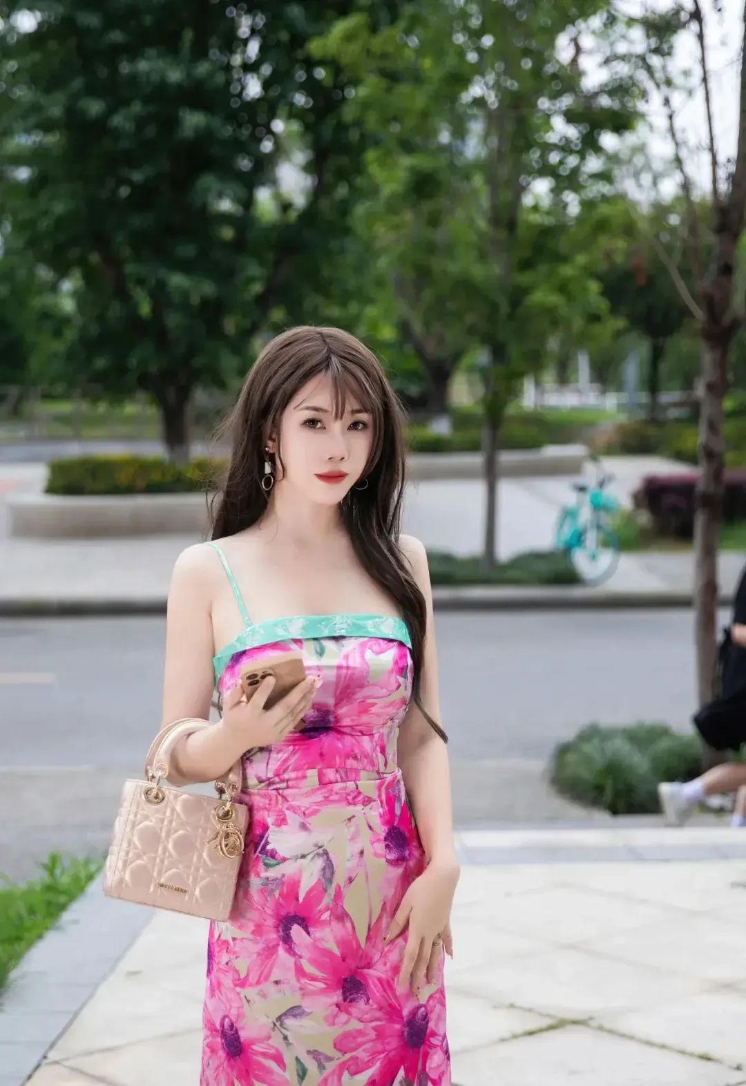 写真 | 夏日清新，粉色吊带裙搭配透明凉鞋的优雅魅力 - 炫图天下