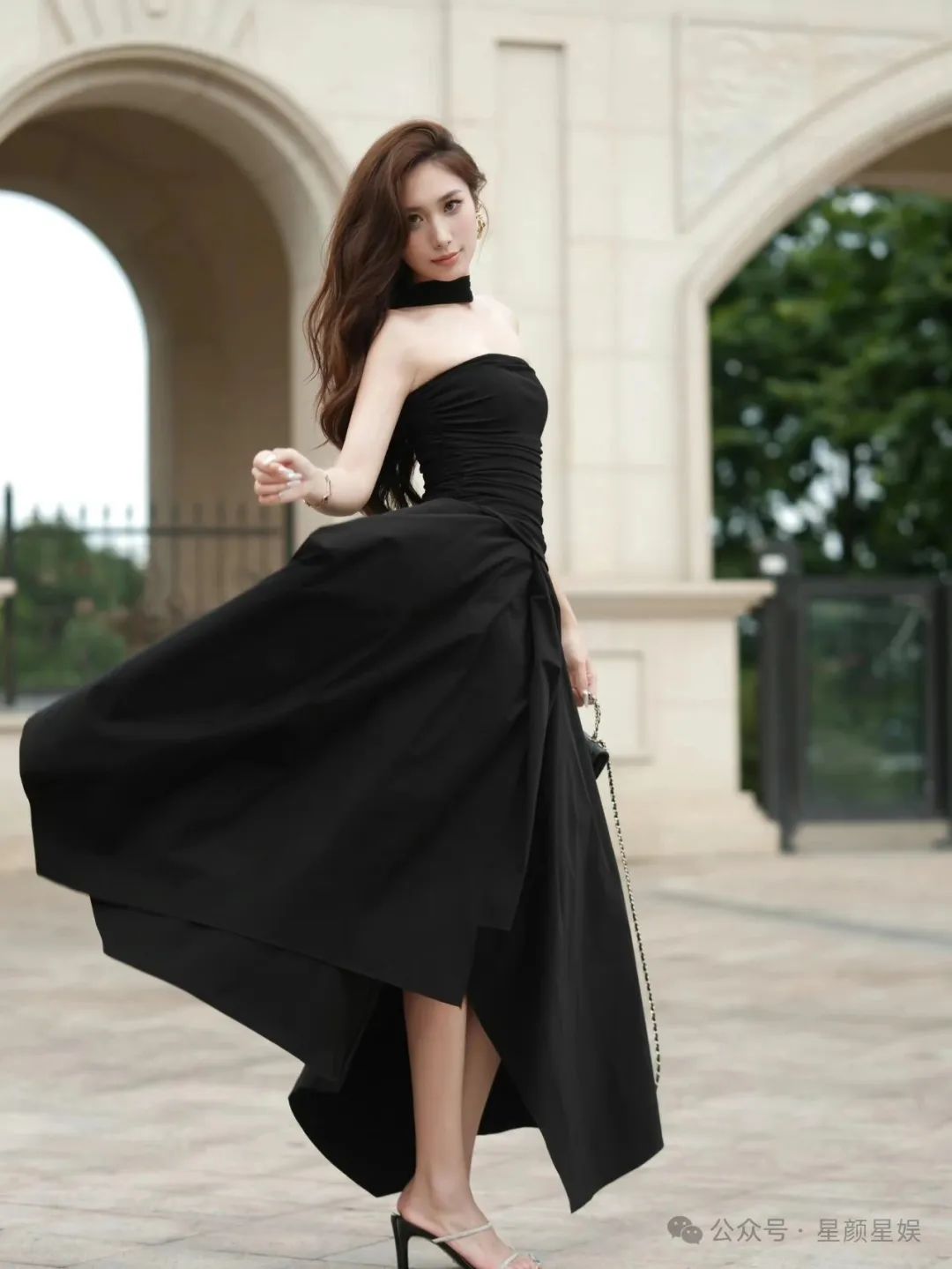 高颜值女神，修长身材，黑色抹胸裙，太迷人 - 炫图天下