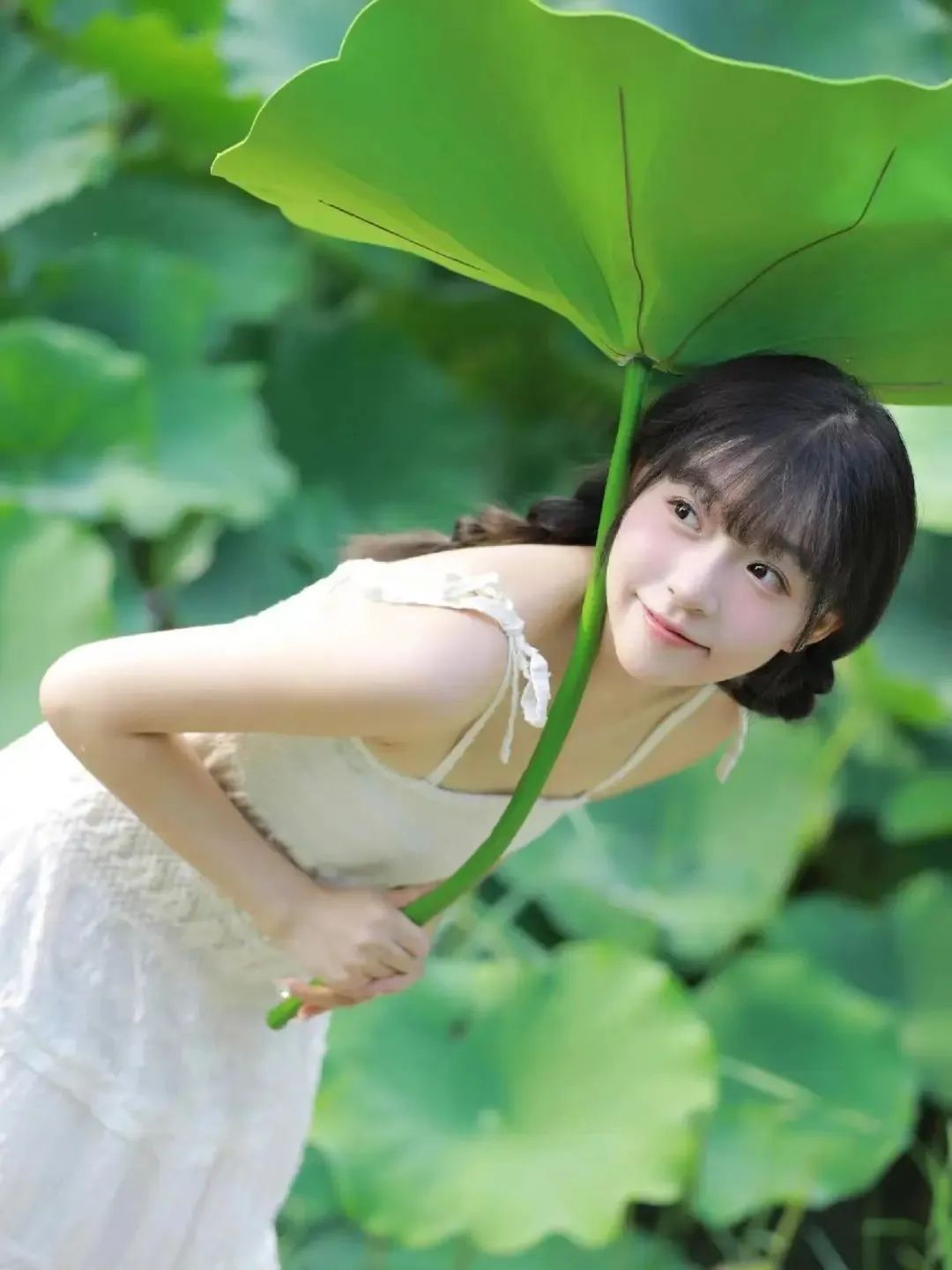 手拿荷叶怎么拍照好看？创意荷叶拍照姿势