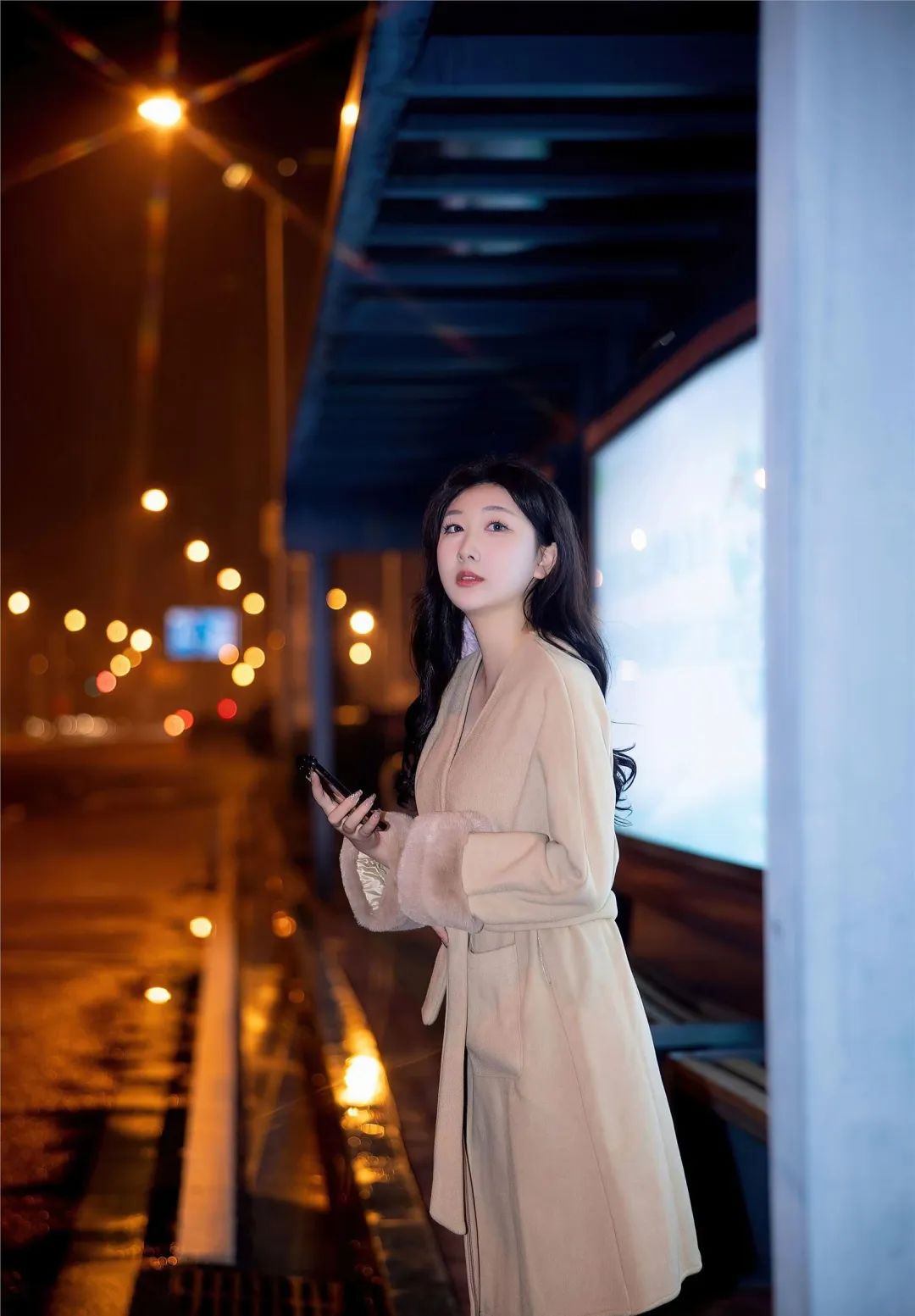 下班了在站台等车的美女，我给9.0分！ - 炫图天下