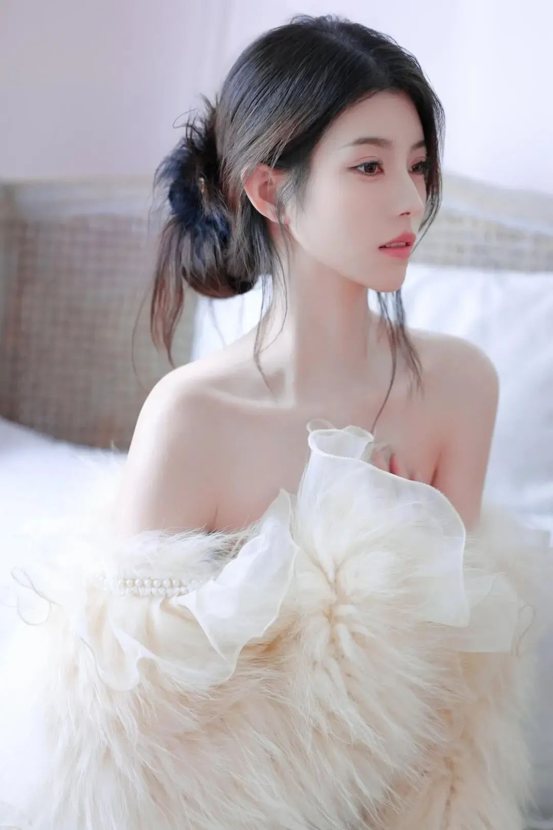 写真｜沙发居家裸背长腿美女 - 炫图天下