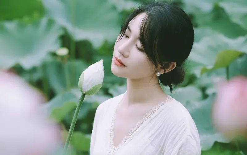 夏日赏荷拍照姿势：轻松拍出梦幻氛围照 - 炫图天下