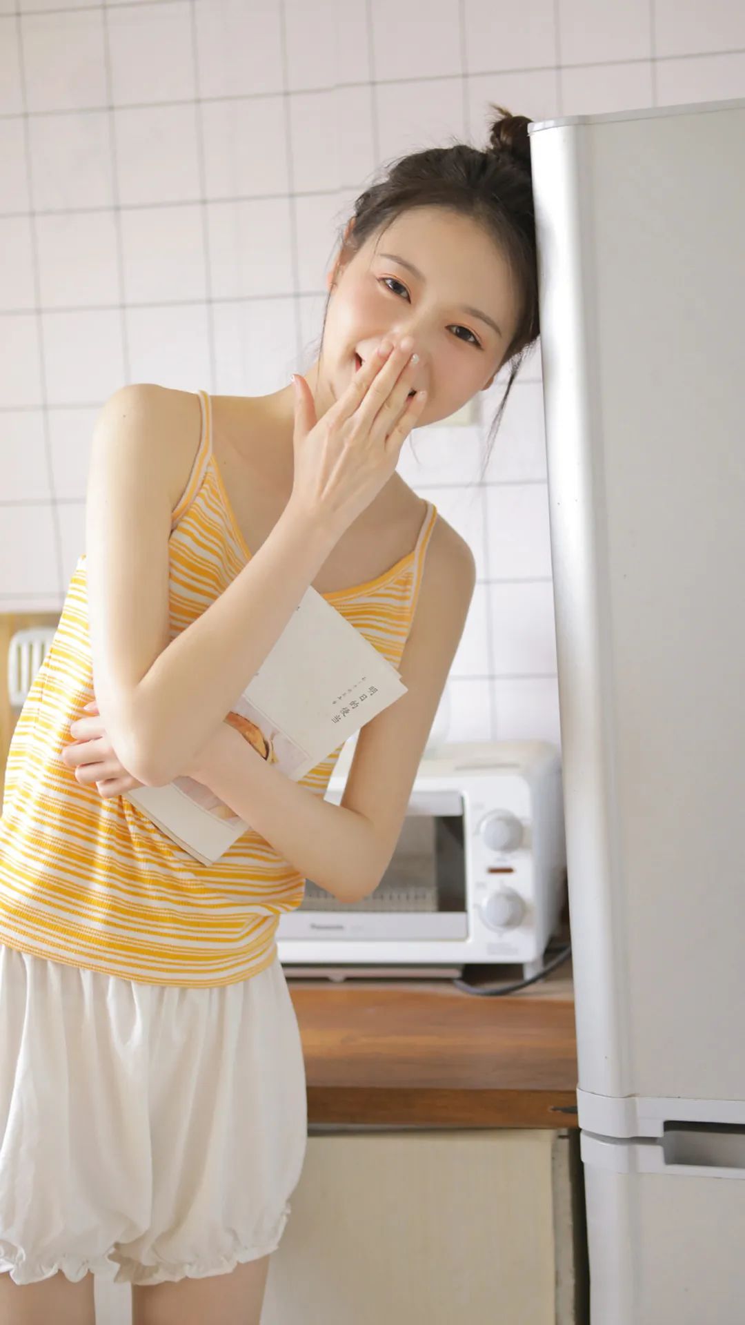 写真｜黄白背心配米色短裤，厨房里的清新时光 - 炫图天下