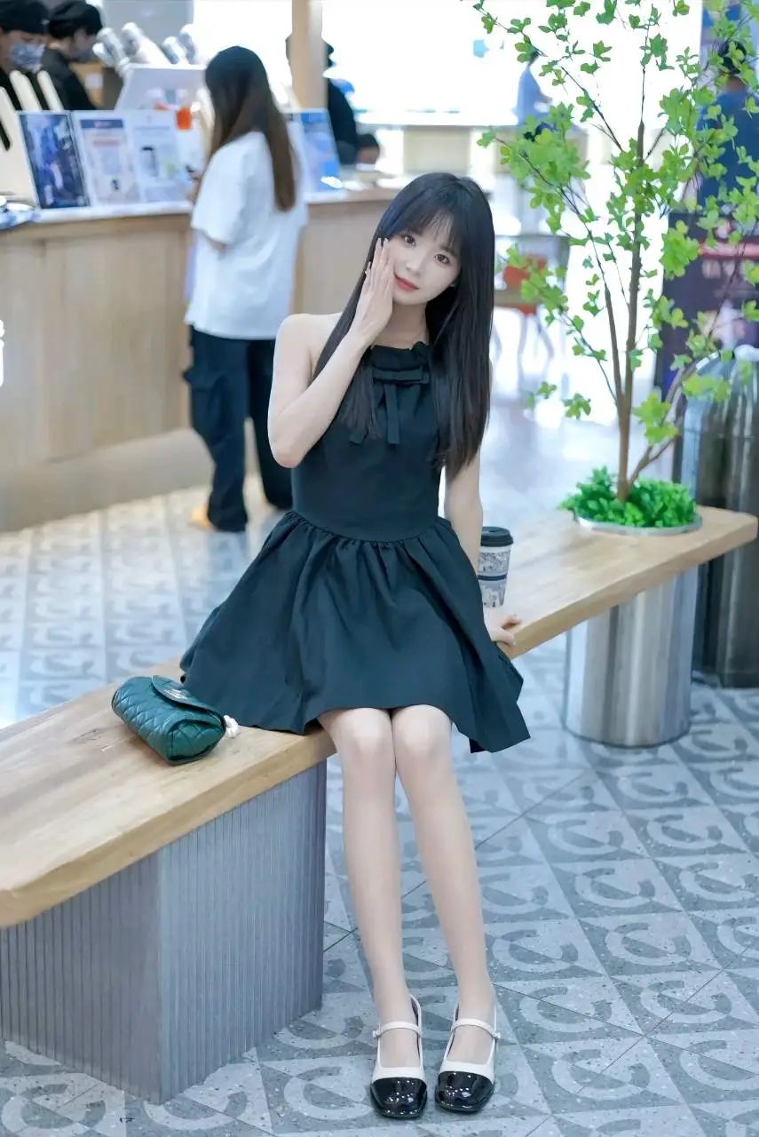 甜辣妹的ootd穿搭很有少女感 - 炫图天下