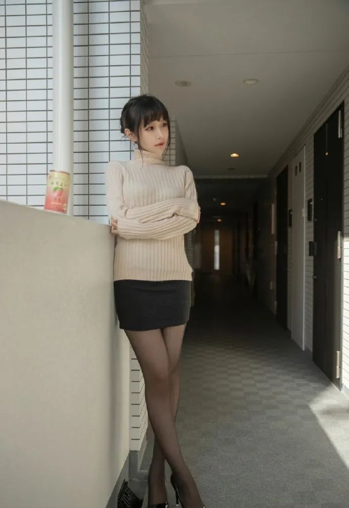 颜值网红小鹿鹿，黑丝长腿，紧身包臀裙，又甜又御，你爱了吗？ - 炫图天下