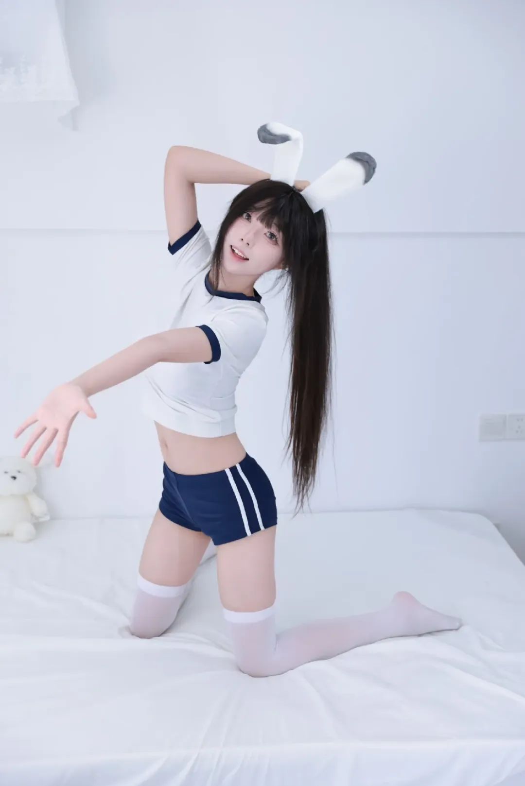 玉足轻点，白丝夏日清凉意づ