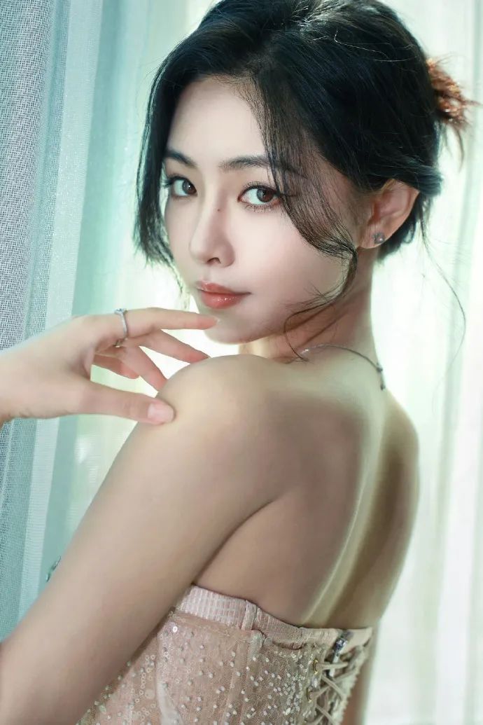 许佳琪穿抹胸薄纱裙，香肩锁骨，白玉美背，性感纯欲真迷人 - 炫图天下