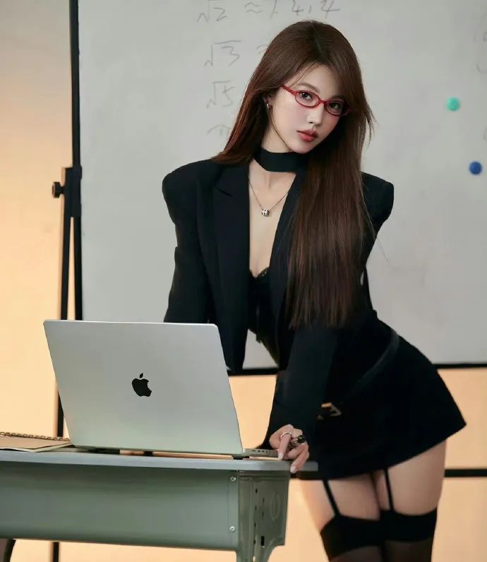 美女模特李雯雯，黑丝、美腿、包臀裙，极品御姐，谁不爱呢？ - 炫图天下