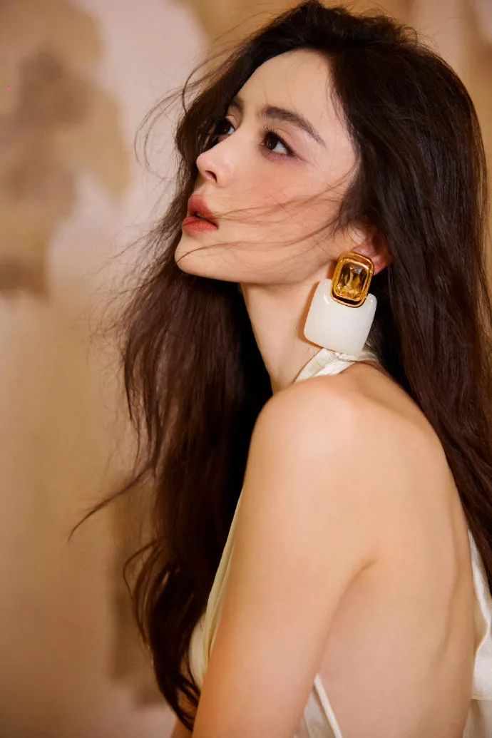 古力娜扎太会穿了，深V开叉露背裙，白嫩性感，曲线完美 - 炫图天下