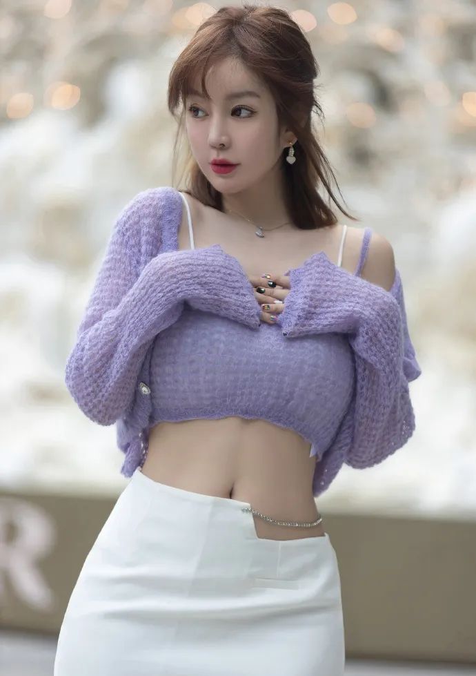 王雨纯极品身材，露脐抹胸裙，波涛汹涌，该瘦瘦，该肉肉 - 炫图天下