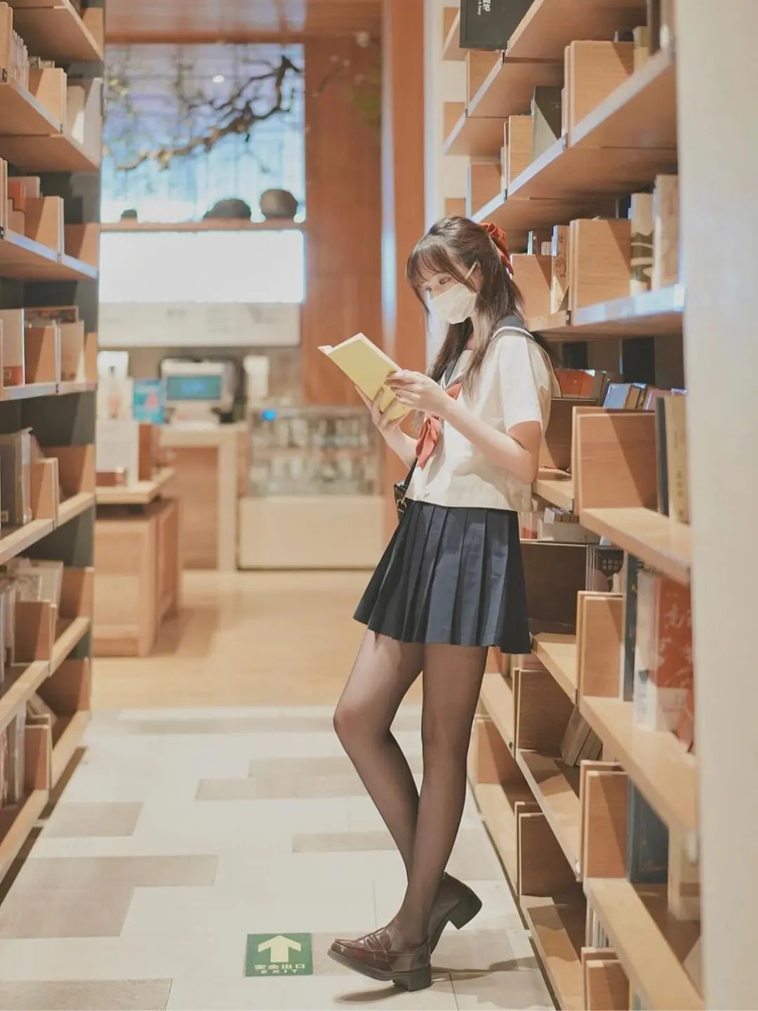 美女 | 图书馆里的清纯女高 - 炫图天下