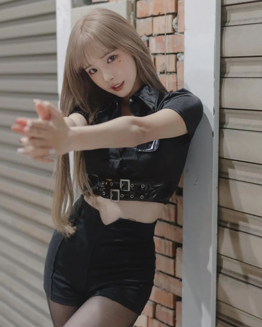 台湾第一美腿！她穿黑丝，真的绝了 - 炫图天下