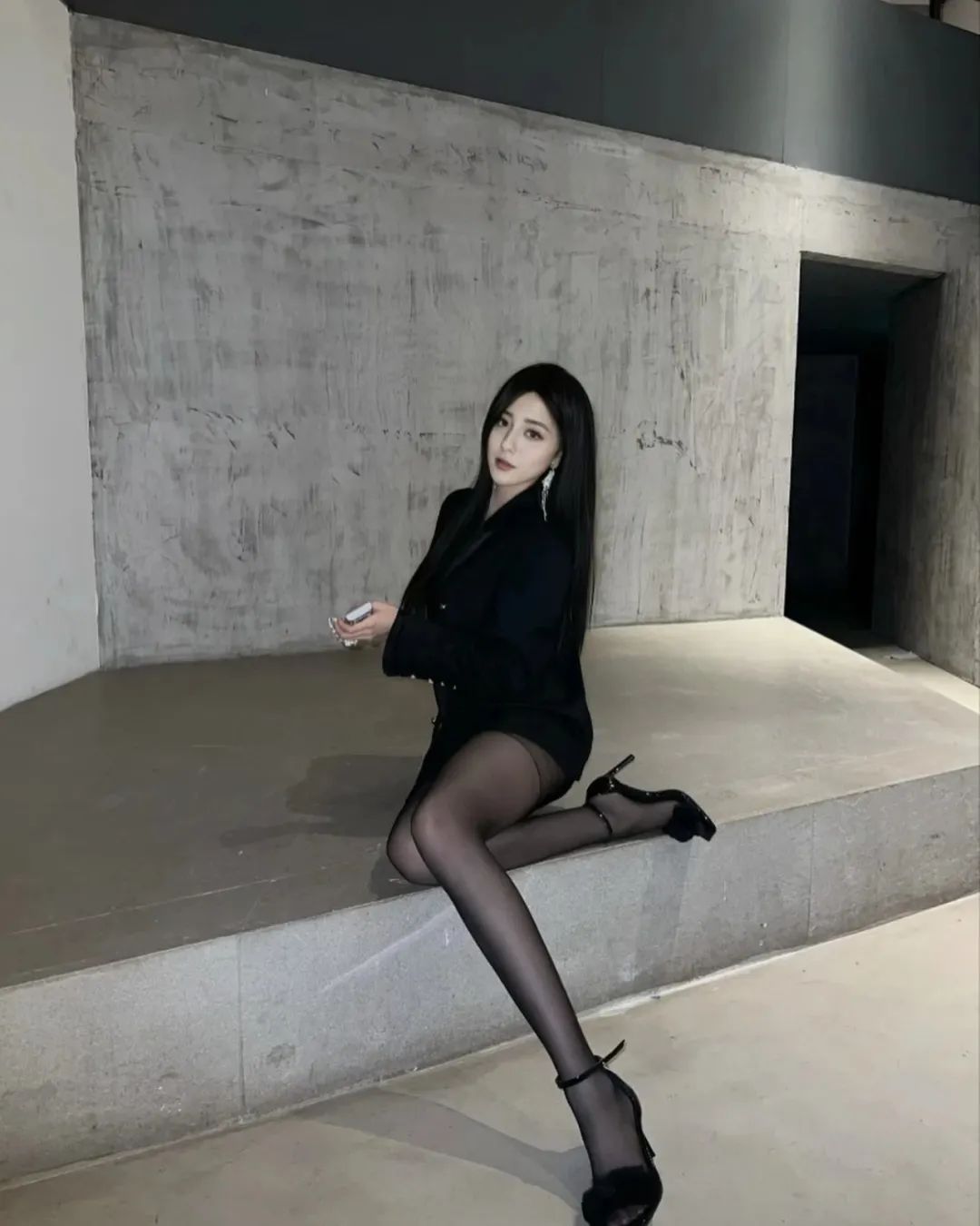 黑色西装搭配透明黑丝网红美女 - 炫图天下