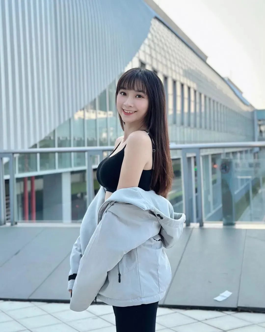 谁会拒绝她？不过为啥坐在圈圈 - 炫图天下