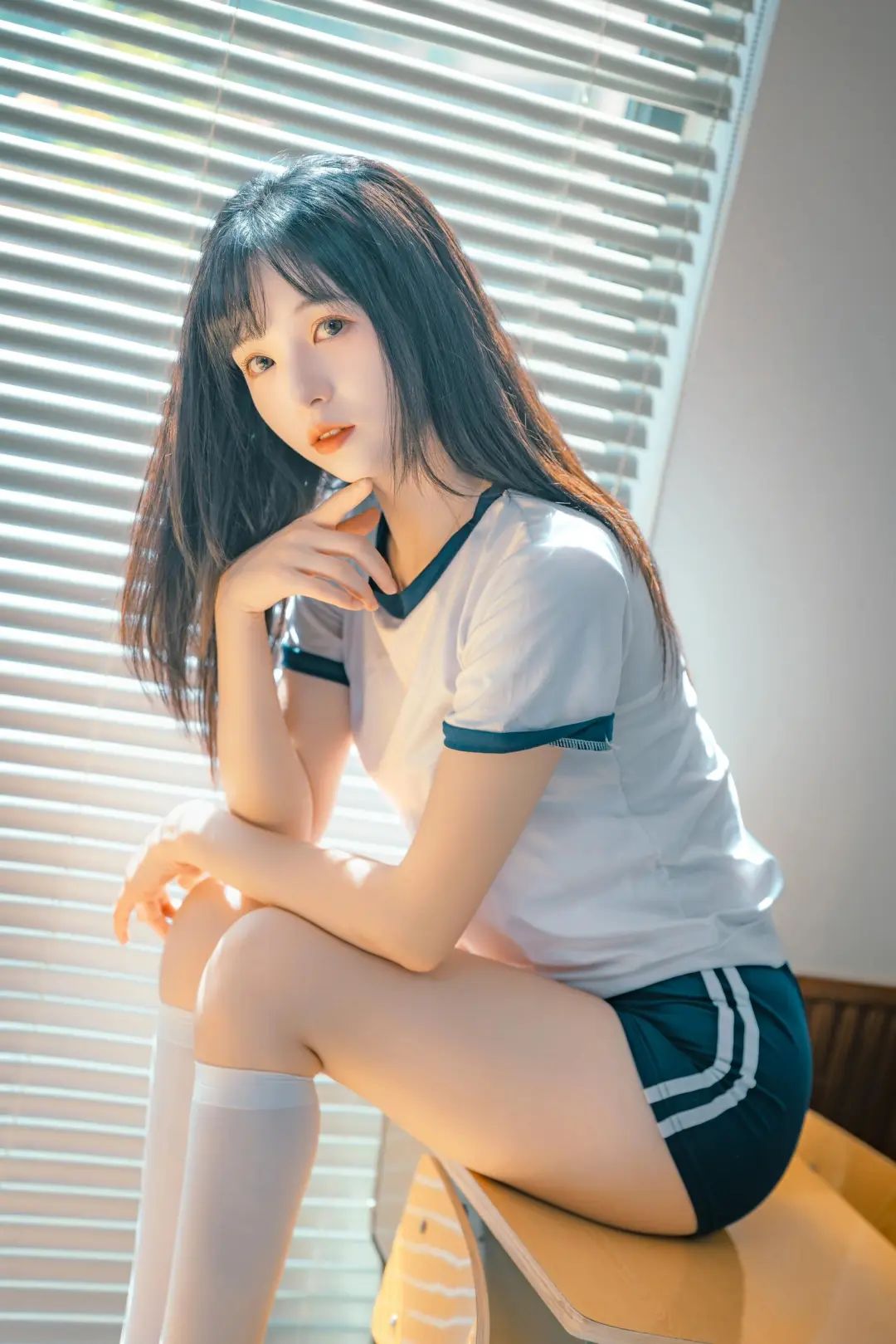 壁纸丨体操服白丝少女写真 - 炫图天下