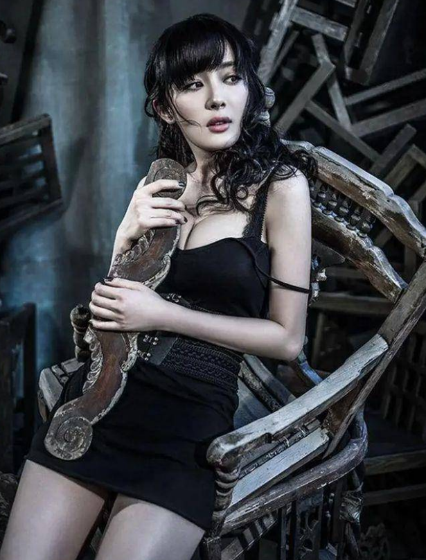 杨幂红裙与美人痣，你顶得住？ - 炫图天下