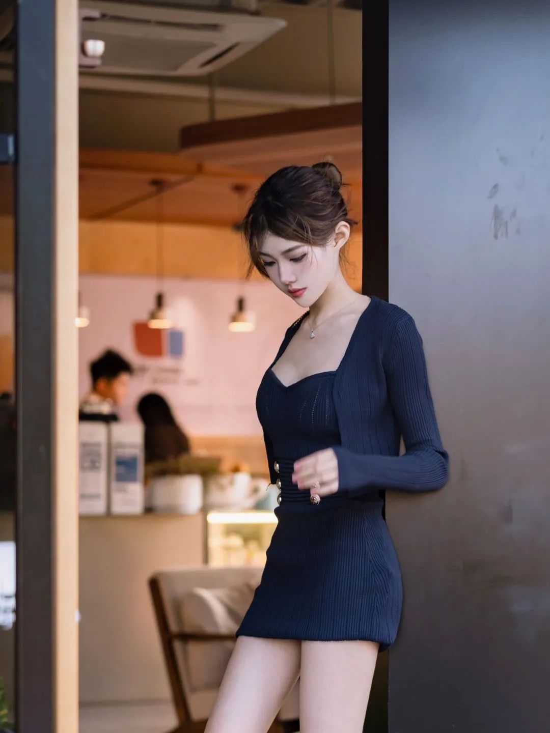 美女 | 包臀裙配上细高跟又姐又妹的感觉，又纯又欲 - 炫图天下