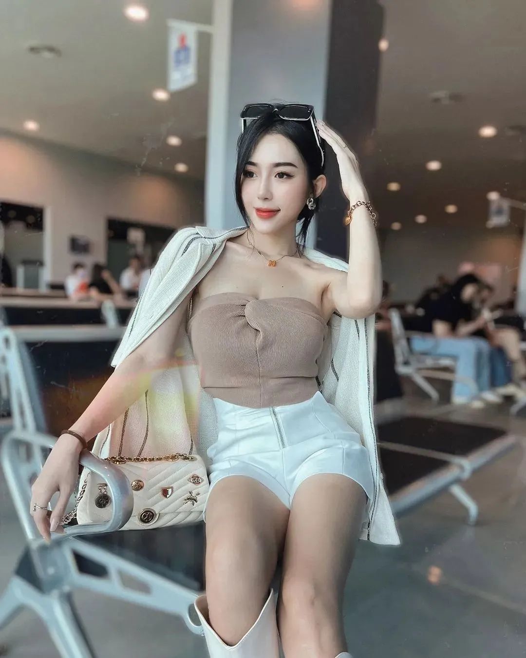 E杯就算了，且火辣红唇，身材大胆！！ - 炫图天下