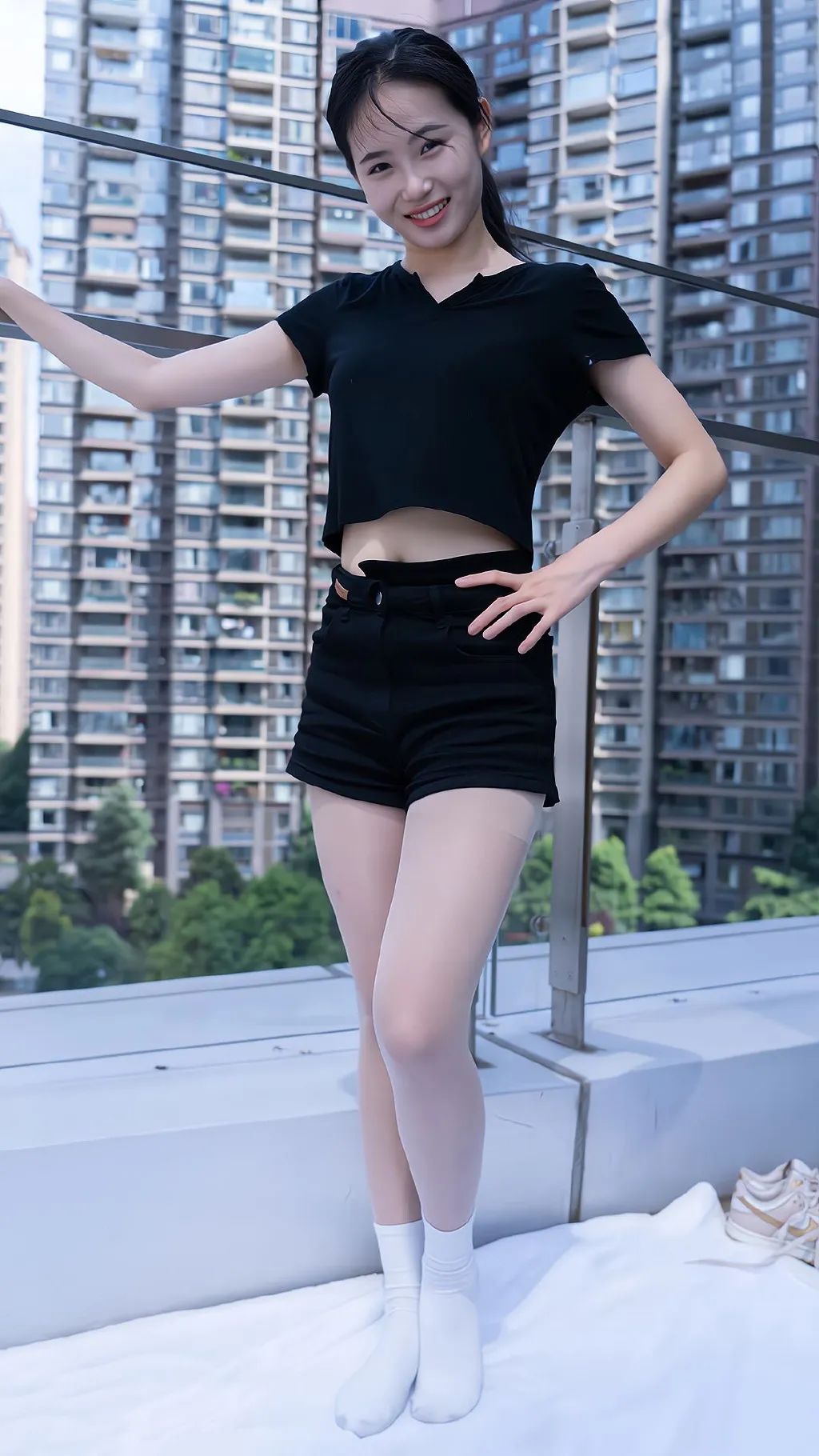 美图福利|黑衣白袜笑起来好甜 - 炫图天下