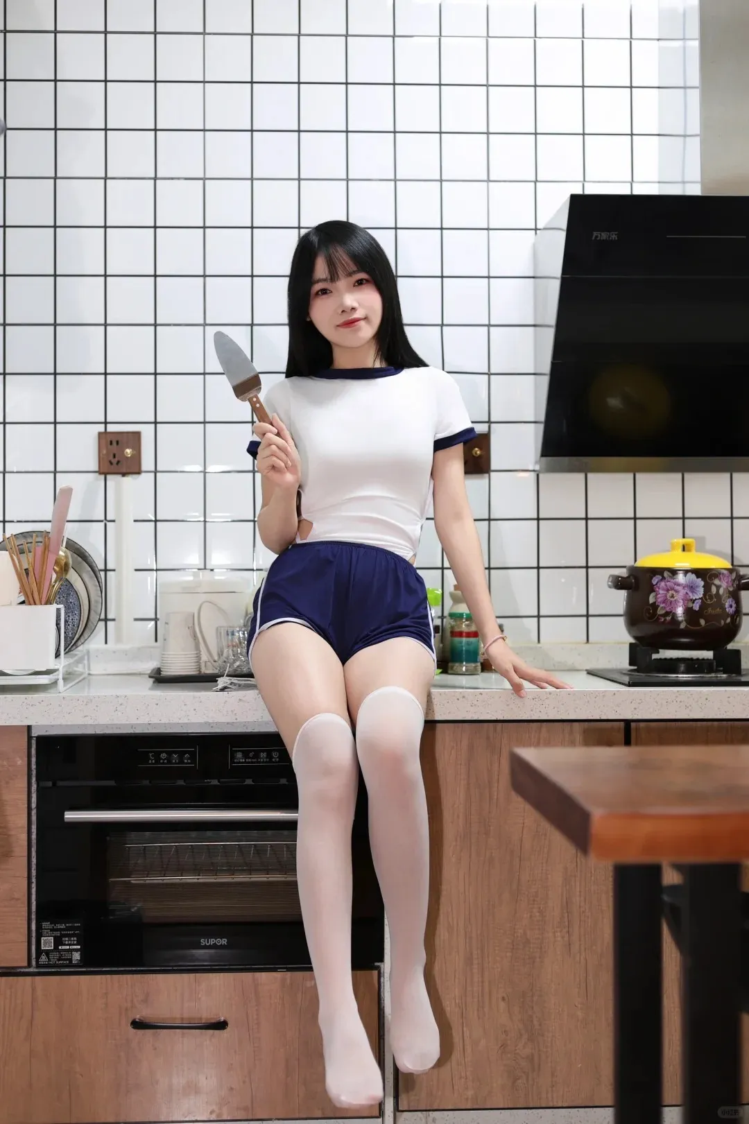 高中学姐COS，玉足、白丝过膝袜，简直太迷人了 - 炫图天下