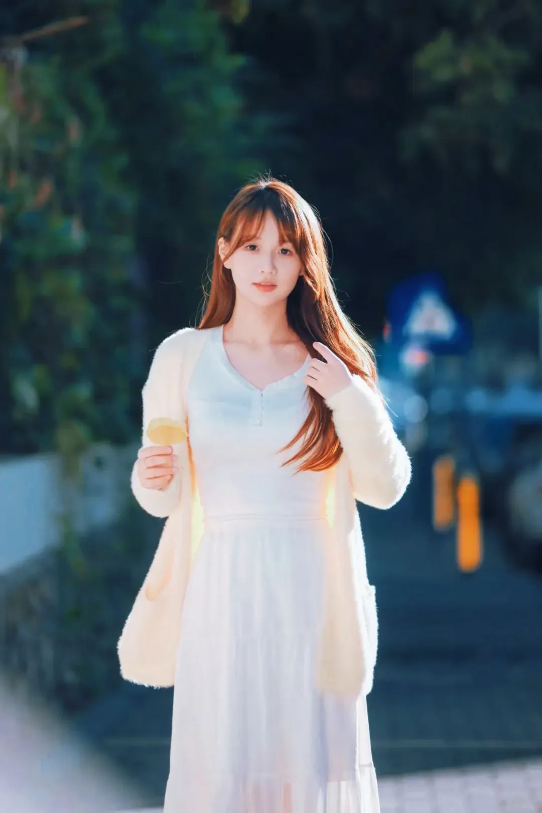 9个街边拍照姿势，清纯可人少女感，逛街就这样拍 - 炫图天下