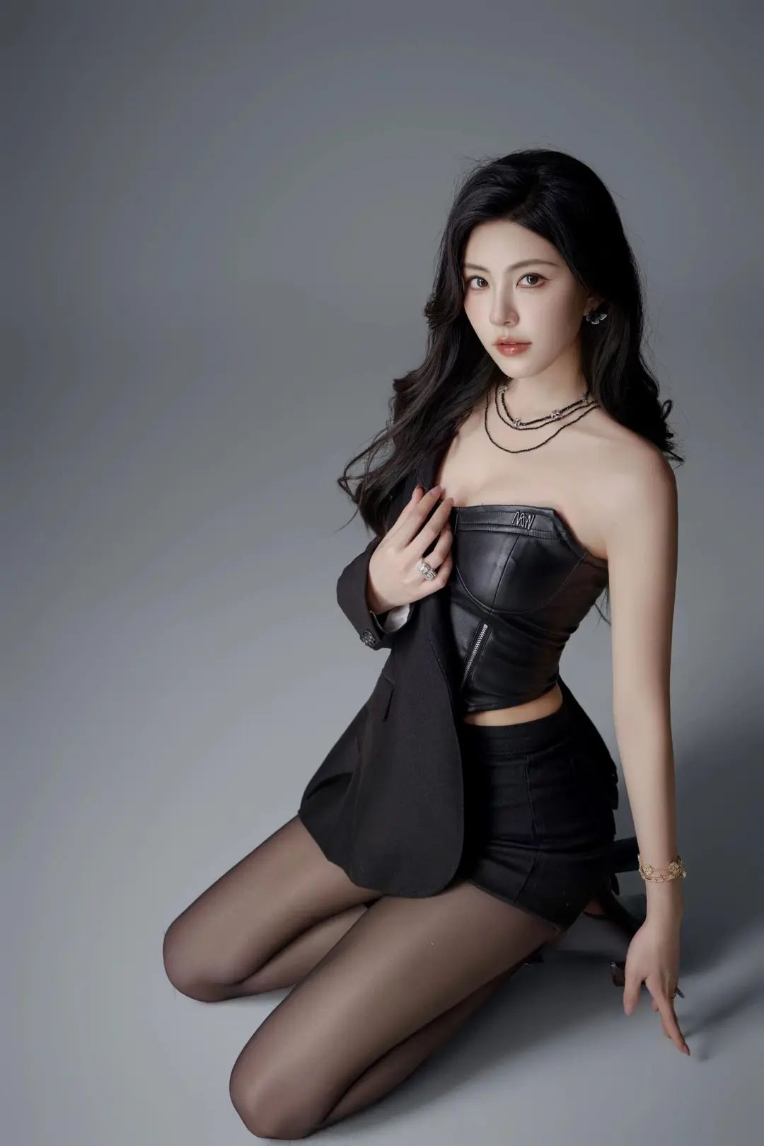 渣男壁纸丨无忧网红黑丝美腿写真 - 炫图天下