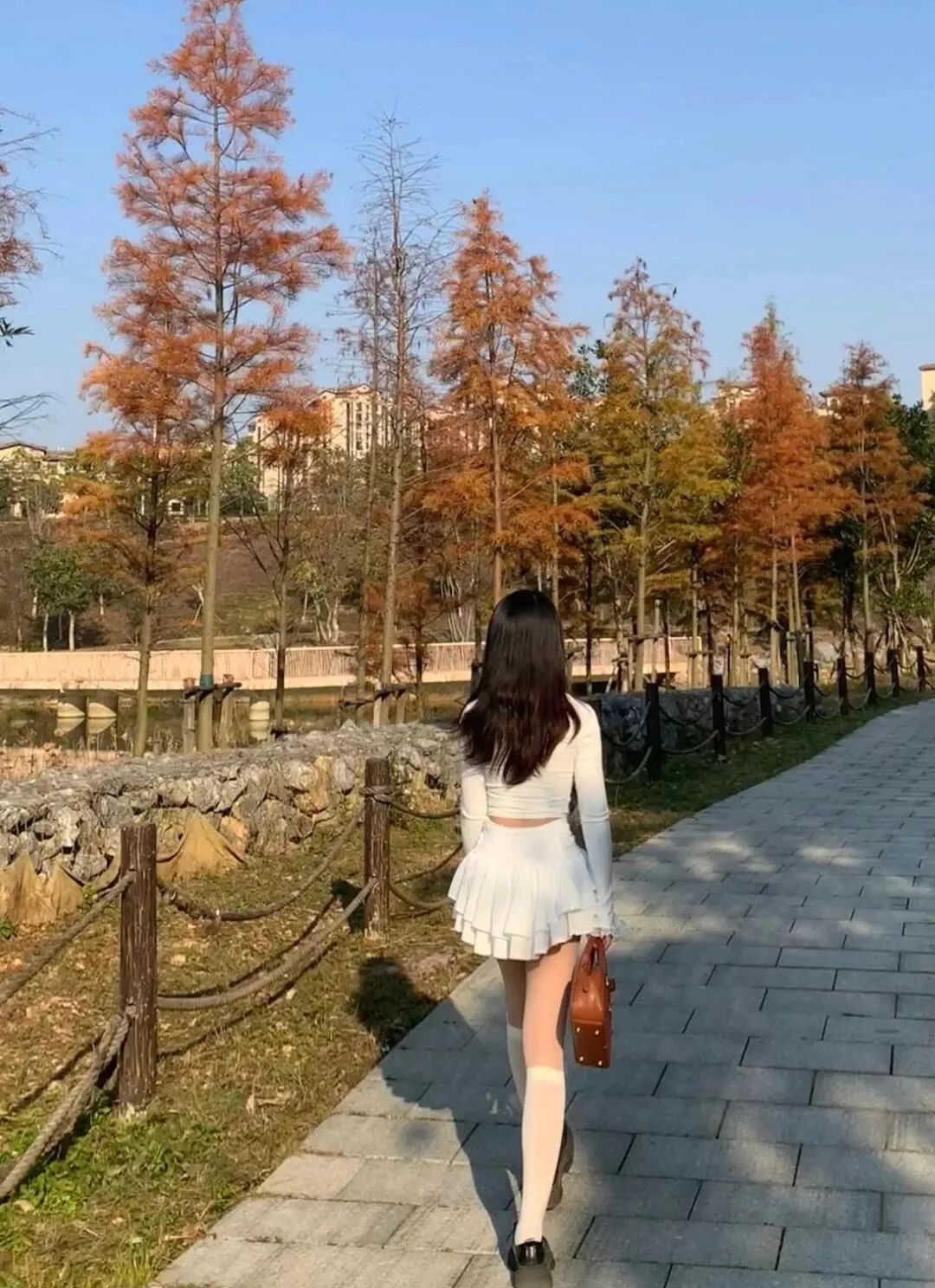 冬日暖阳写真｜白丝裙子大学生 - 炫图天下
