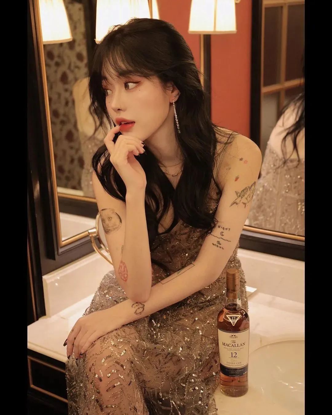 精致小姐姐，那酒可一起分享？ - 炫图天下