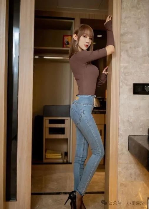 高跟鞋大长腿美女，身材秀美，紧身牛仔裤勾勒出极致腰臀比 - 炫图天下