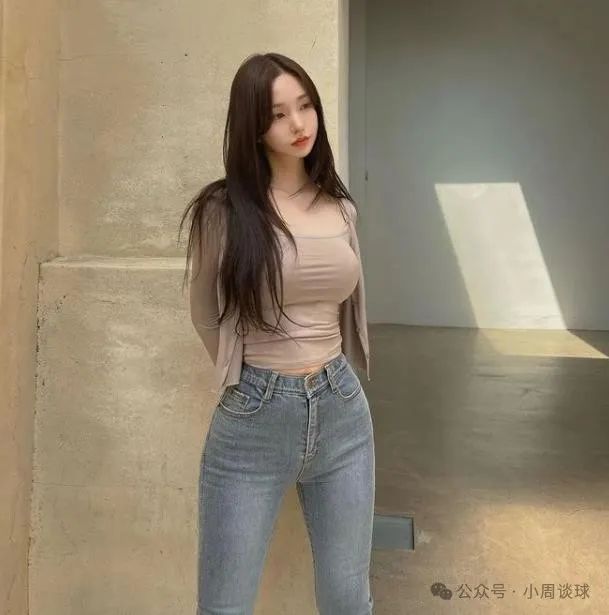 韩国网红美女，魅力十足，紧身牛仔裤勾勒出极致身材 - 炫图天下