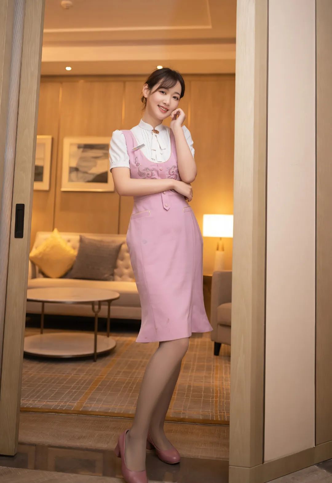 唐安琪真的还会，粉色连衣裙，高跟大长腿，你扛得住？ - 炫图天下