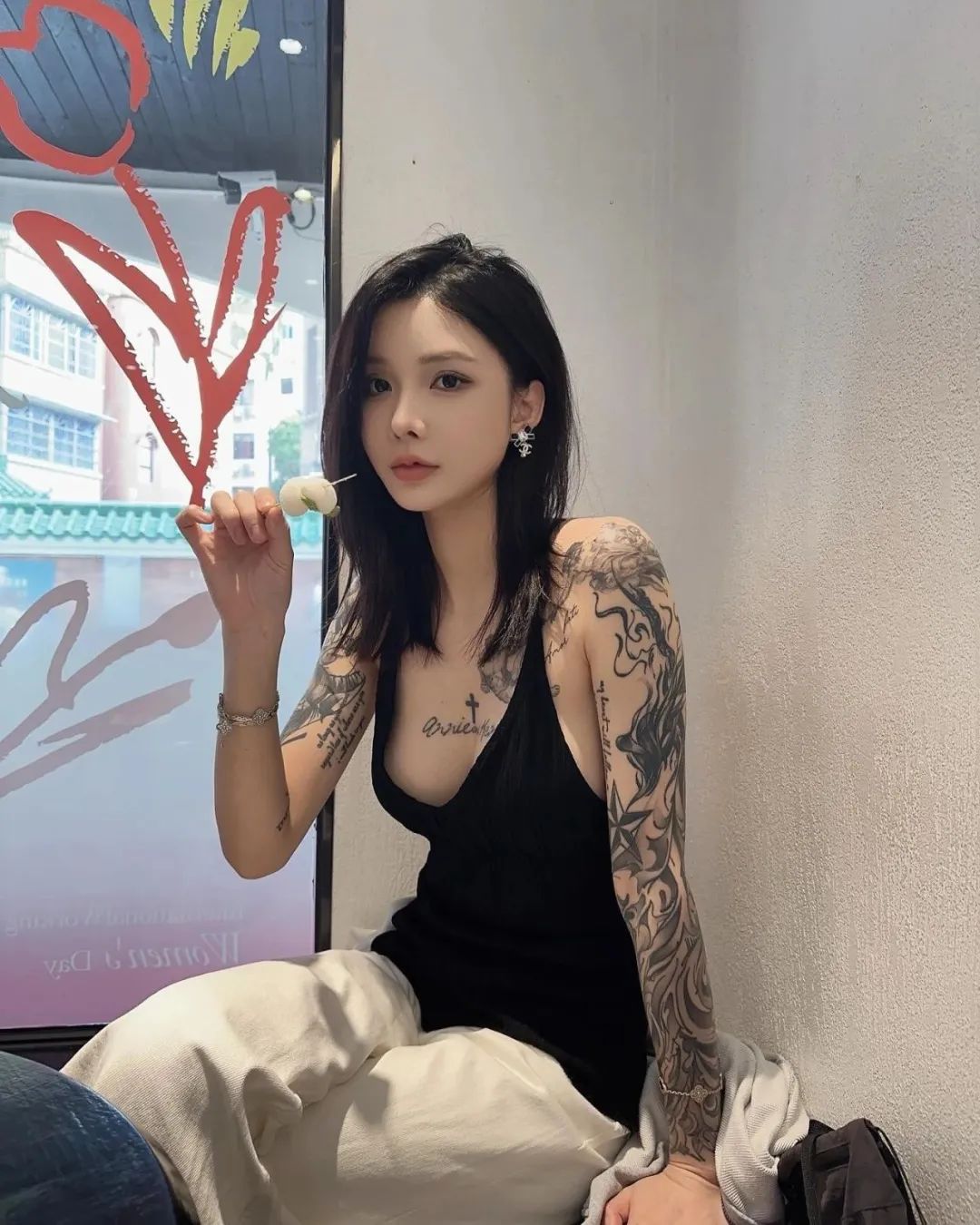 他们说纹身辣妹，十字架逼真！ - 炫图天下