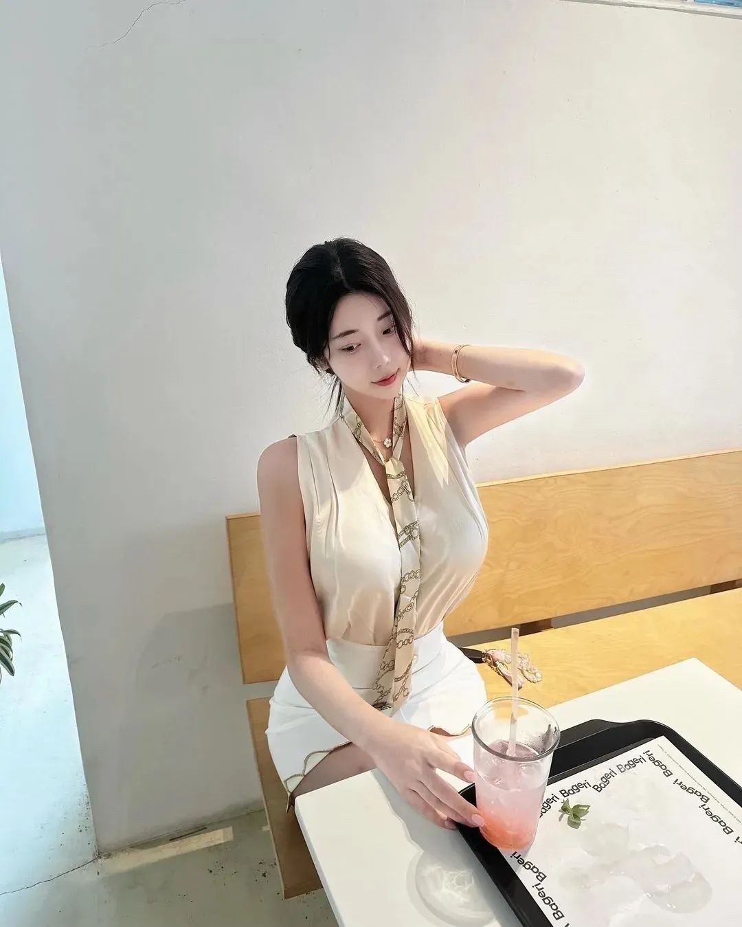 她是不是适合扩胸运动！！ - 炫图天下